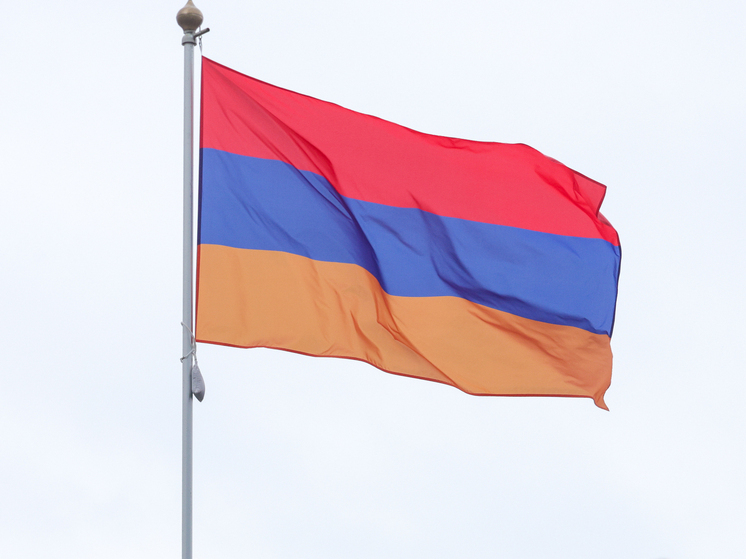 Армянский депутат Агазарян запустил бутылкой в членов "Гражданского договора"