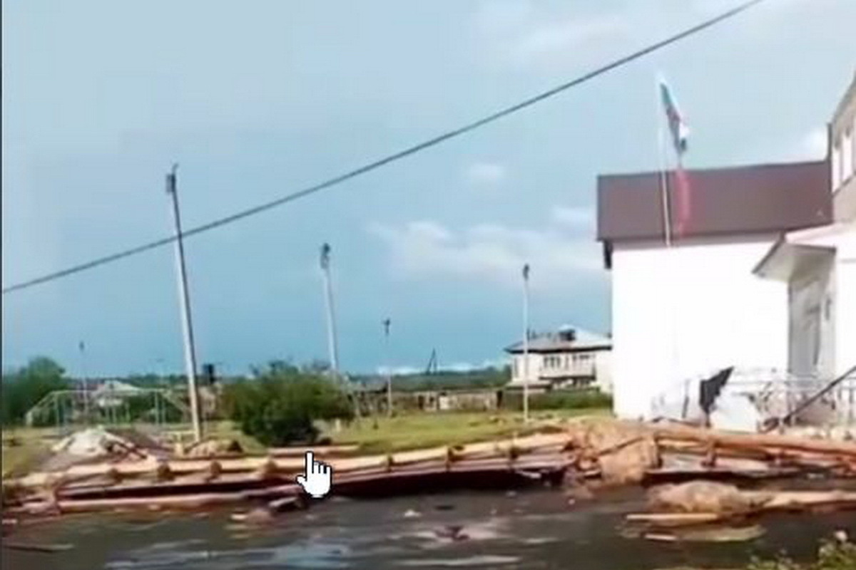 Под Екатеринбургом ветер снес крышу школы, отремонтированную два года назад