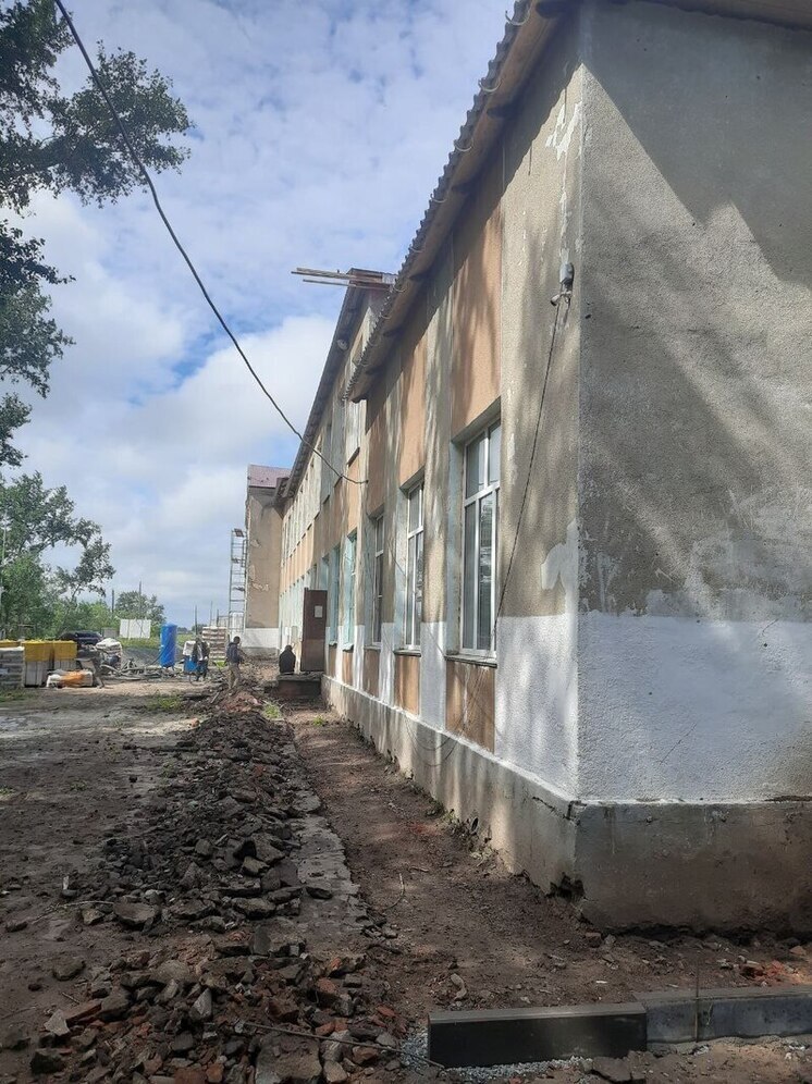В Омской области продолжается капремонт Новосанжаровской школы
