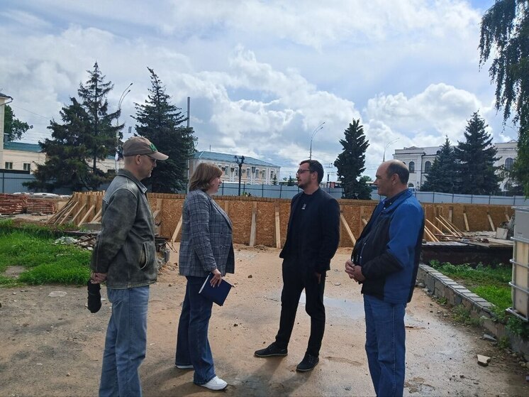 В Тамбове общественность проверила ход ремонта Коммунальной и фонтана у вокзала