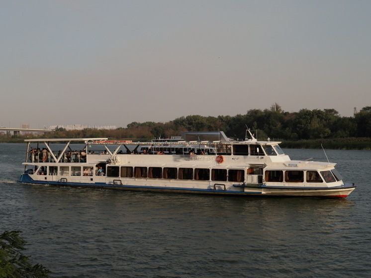 Shot: туристы массово отравились на круизном лайнере «Николай Карамзин»