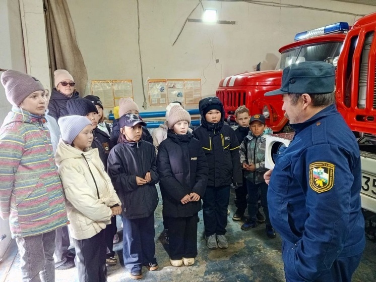 Пожарные провели экскурсию для школьников Красного