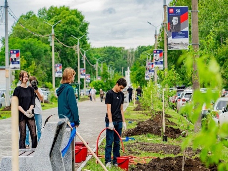 Цветы у имен героев: судостроители возродили аллею памяти в Комсомольске-на-Амуре