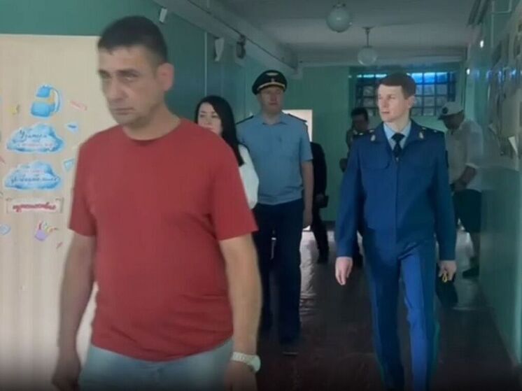 Краевой прокурор проверил ход ремонта школы №1 в Советской Гавани