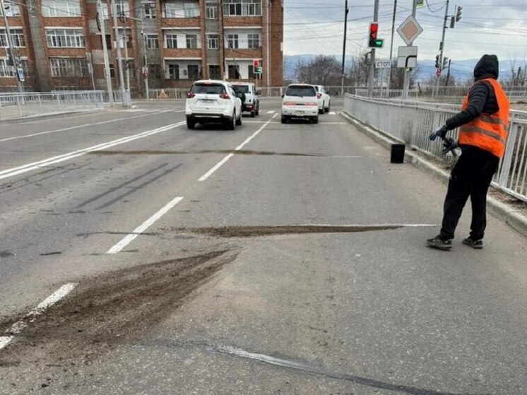 В Бурятии устраняют дорожные дефекты за счет подрядчиков