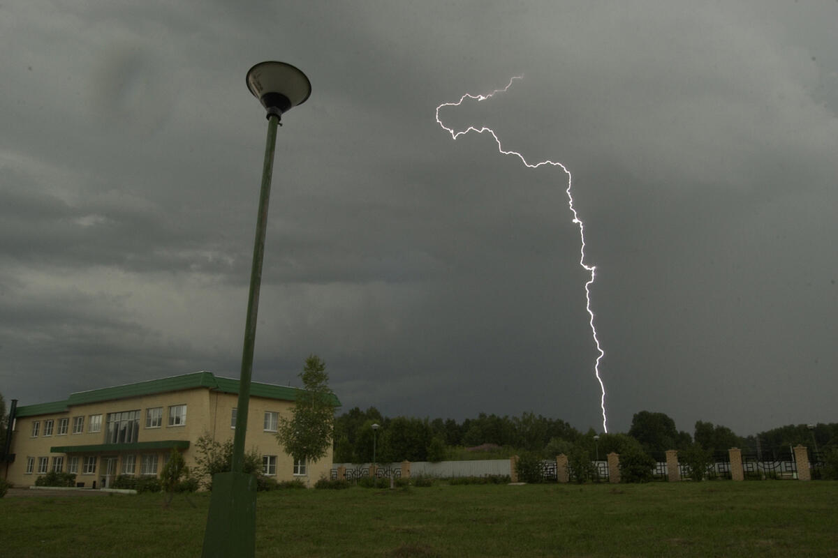 Вильфанд спрогнозировал грозы, штормовой ветер и град в 20 регионах России