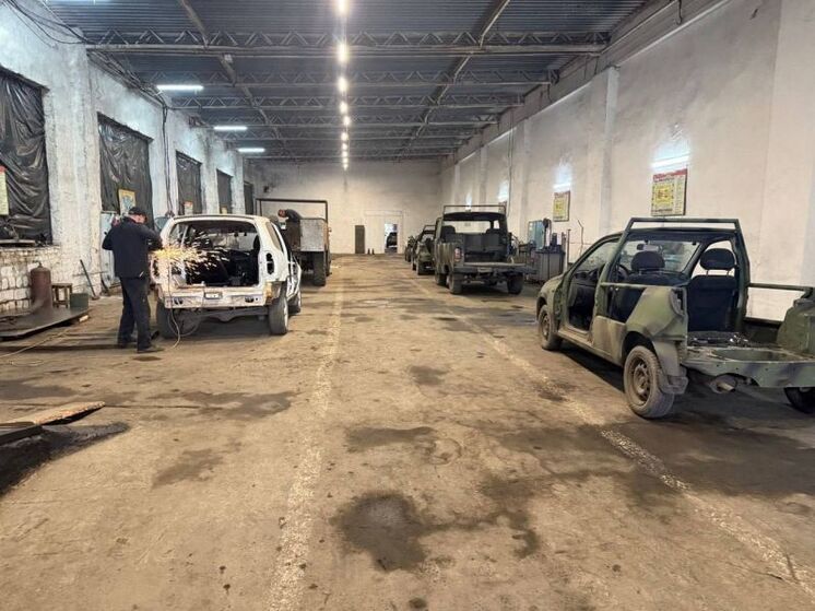 Мэр Уфы показал, как готовят автомобили перед отправкой в зону СВО