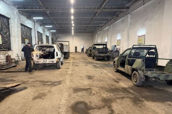 Мэр Уфы показал, как готовят автомобили перед отправкой в зону СВО