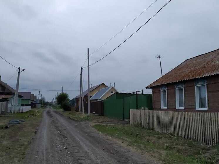 В одном из сел Тюкалинского района Омской области судебные приставы помогли семье добиться сноса соседской квартиры, которая представляла угрозу для их жизни и здоровья