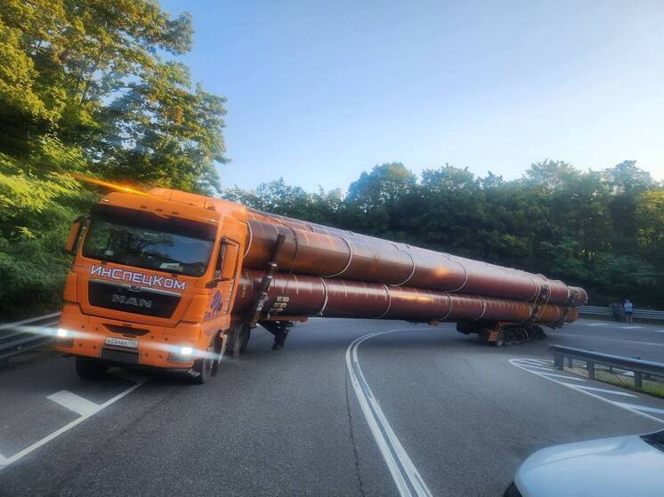 O trânsito na rodovia Dona Paula está temporariamente fechado devido à parada de veículos de grande porte