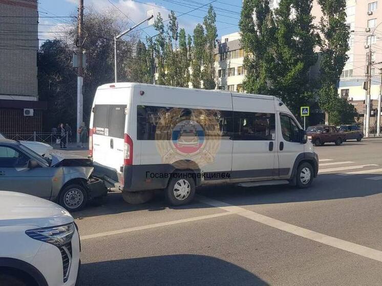 В Саратове водитель "Лады Приоры" пострадал в ДТП на Чернышевского