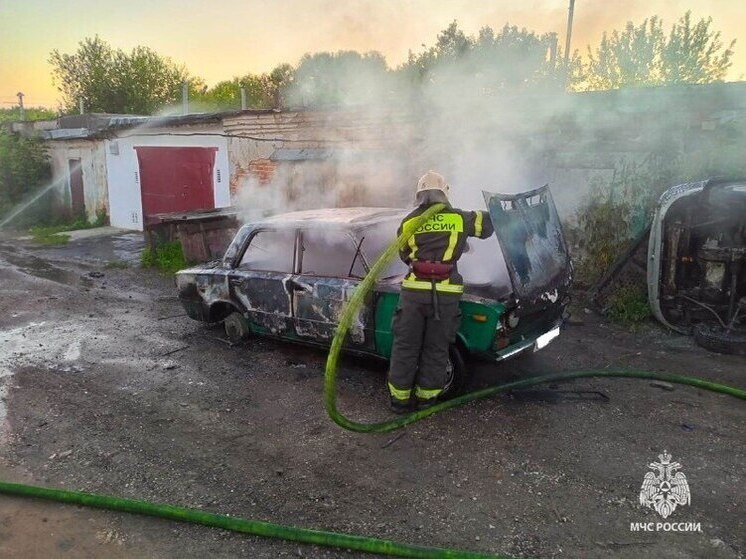 В Туле на улице Тихмянова потушили легковой автомобиль