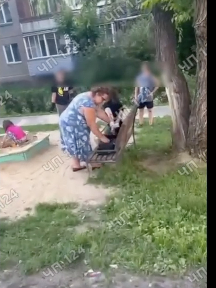 В Красноярске женщина связала девочку, подозревая ее в краже самоката