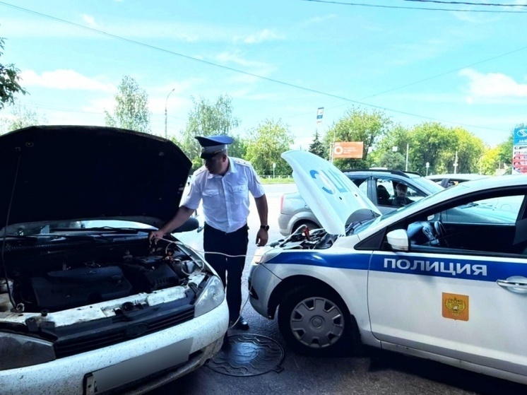 В Твери сотрудник ГАИ помог женщине на заглохшем автомобиле