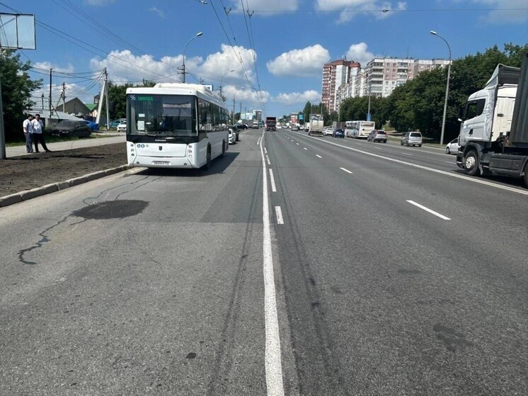 Пассажир выпал из автобуса во время движения в Новосибирске