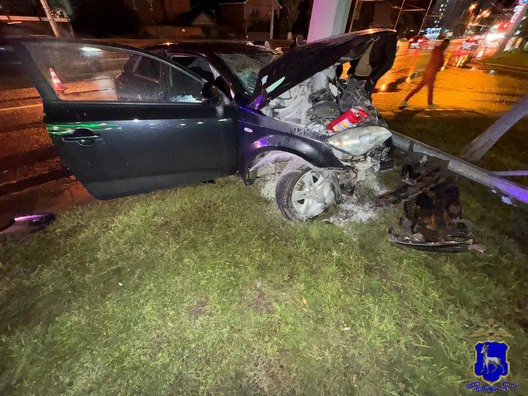 В Самаре 19-летний водитель KIA Ceed не справился с управлением и влетел в столб