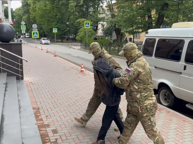 Двоих жителей Керчи обвиняют в терроризме и госизмене