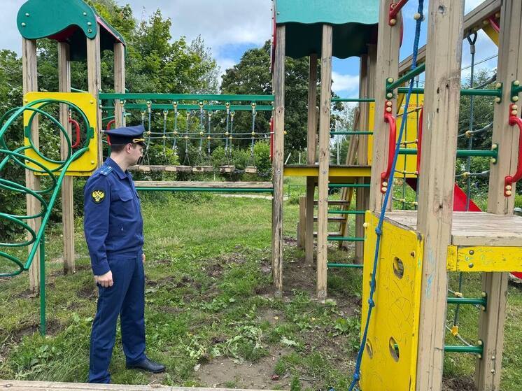В Заокске прокуратура нашла нарушения на детской площадке