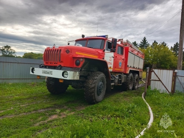 Легковой автомобиль задымился на улице во Мценске Орловской области