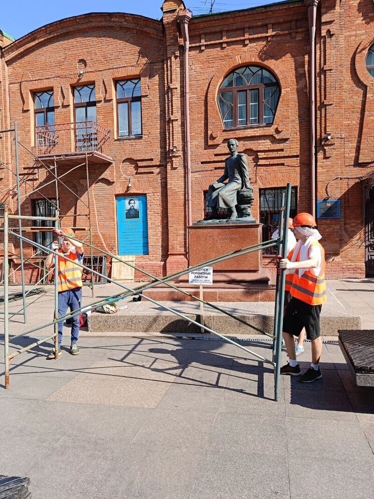 В центре Омска отремонтируют памятник Чокану Валиханов