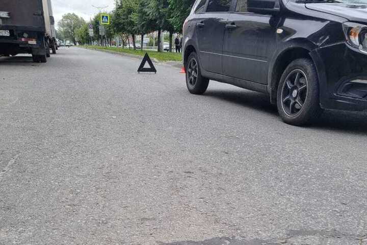 В Чебоксарах "Лада Гранта" сбила перебегавшего дорогу четвероклассника