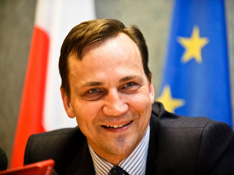 Сикорский заявил о повреждении здания посольства Польши в Киеве