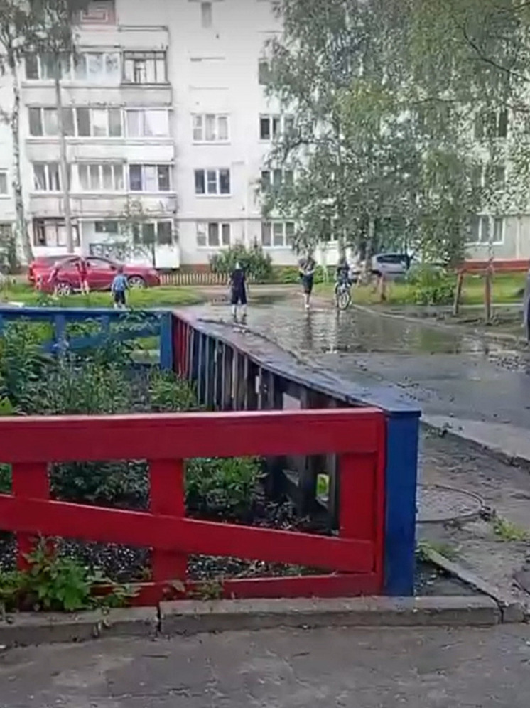 Дети устроили водные процедуры в луже возле дома в Твери