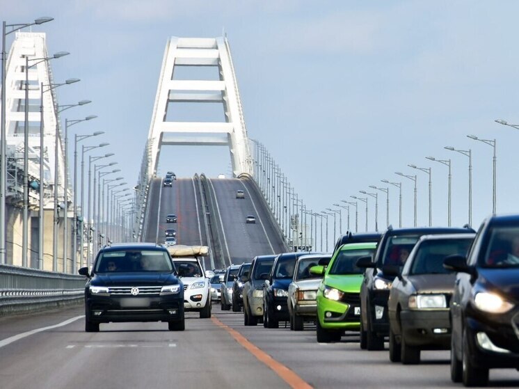 В очереди перед Крымским мостом находится более 450 автомобилей