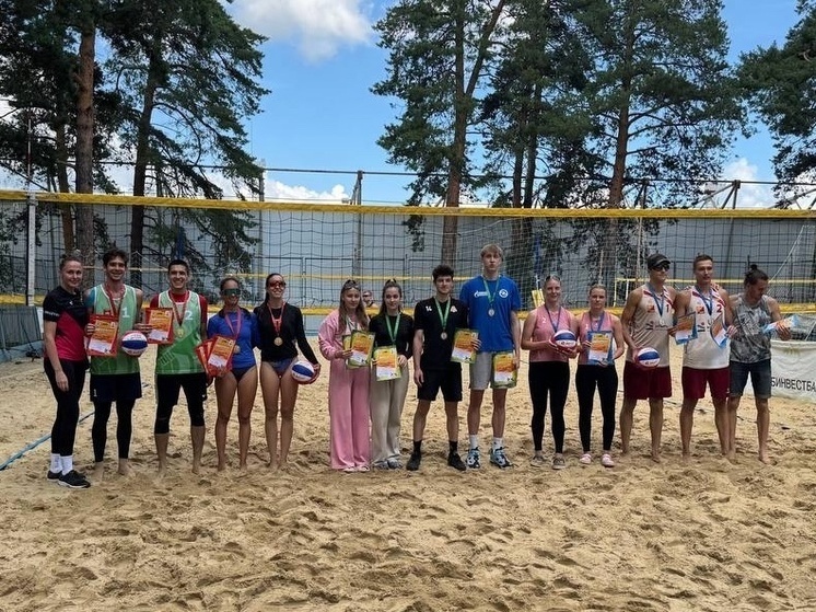 Gli studenti di Chelyabinsk vincono il campionato di beach volley del distretto federale degli Urali