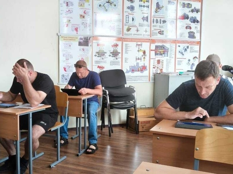 В Ленобласти 57 человек сдали экзамены на право управления самоходными машинами