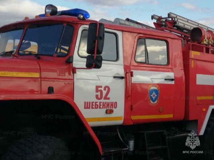 В Шебекинском округе горящее административное здание тушили 10 человек