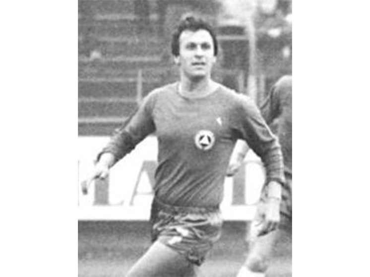 Советский футболист врезался в забор школы на севере Москвы