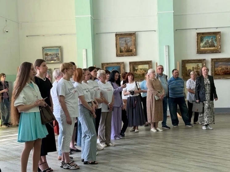 Картины о храмах мира увидели сотрудники новгородской полиции
