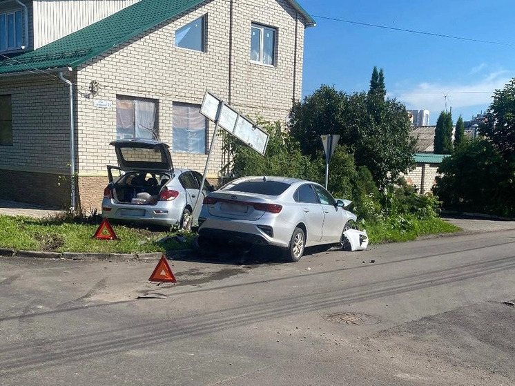 В Орле на перекрестке Пушкарной и Панчука столкнулись две иномарки