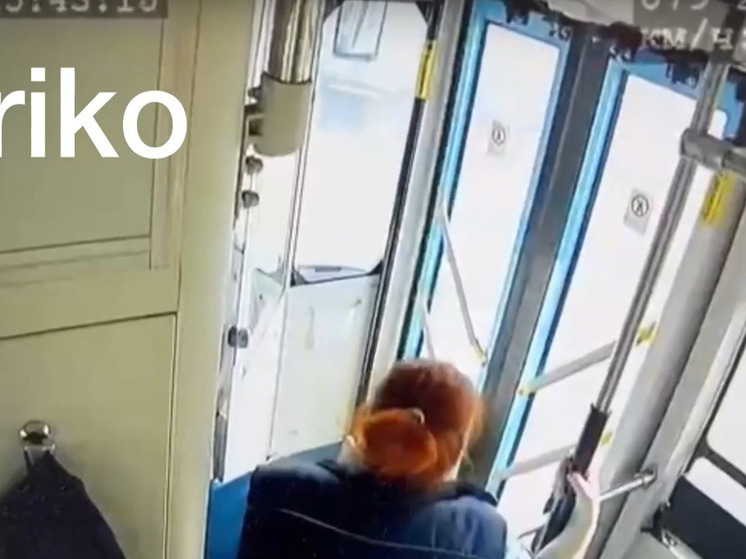 Пьяный пешеход упал под автобус в Архангельске