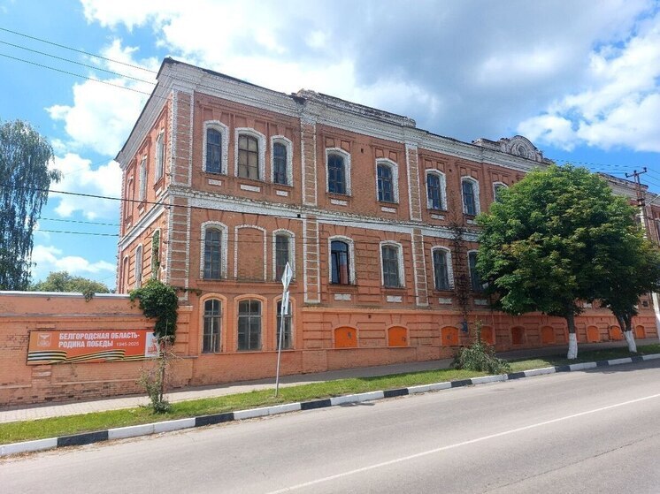 В Бирюче начался капремонт кровли «Женской гимназии»