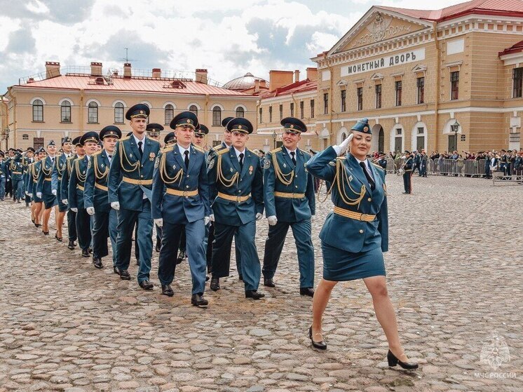 Более 400 выпускников покинули стены Петербургского университета МЧС