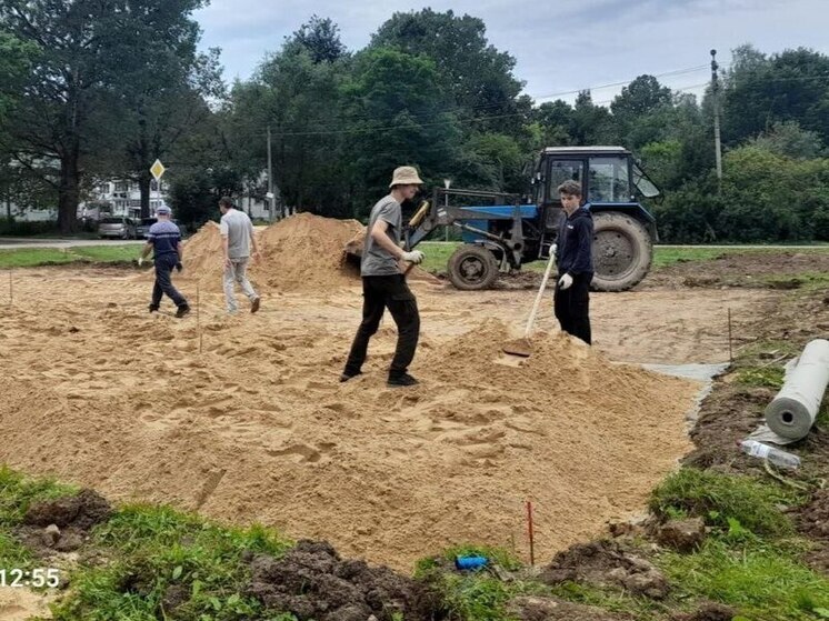 В Совхозе имени Ленина обустраивают новую спортплощадку