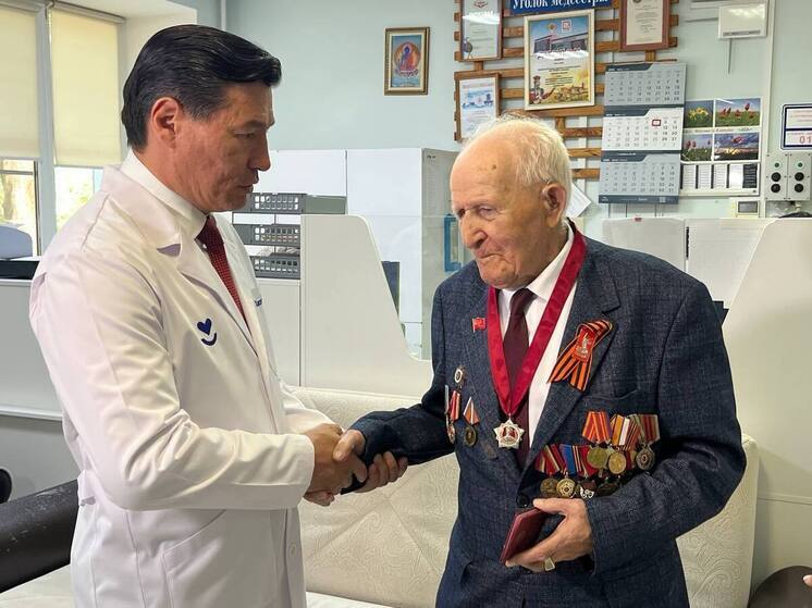 В Калмыкии наградили 99-летнего ветерана