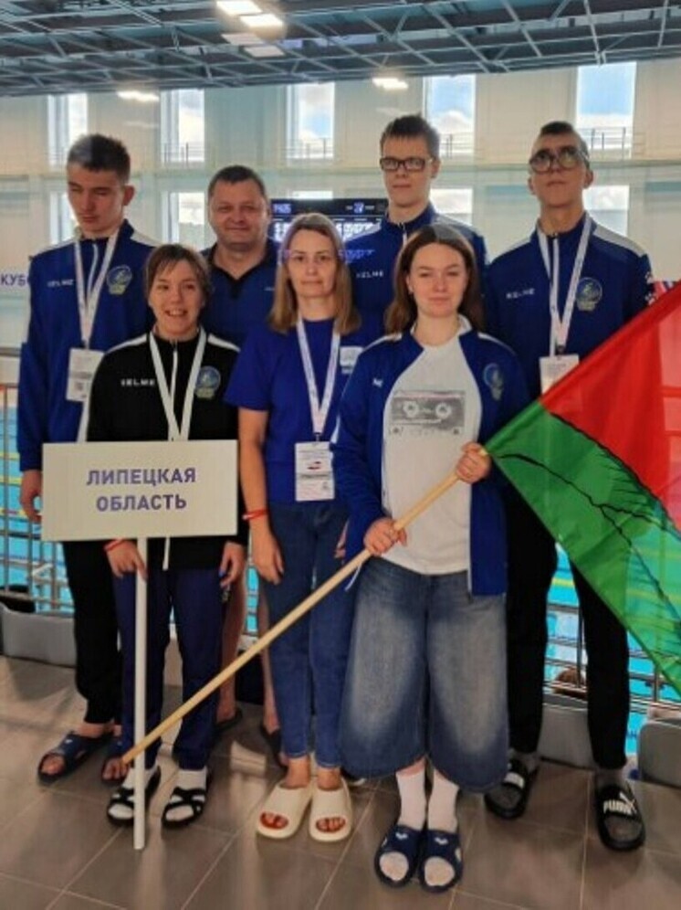 Un nadador de Lipetsk con discapacidad visual se convirtió en el primero en la capital de los Urales.