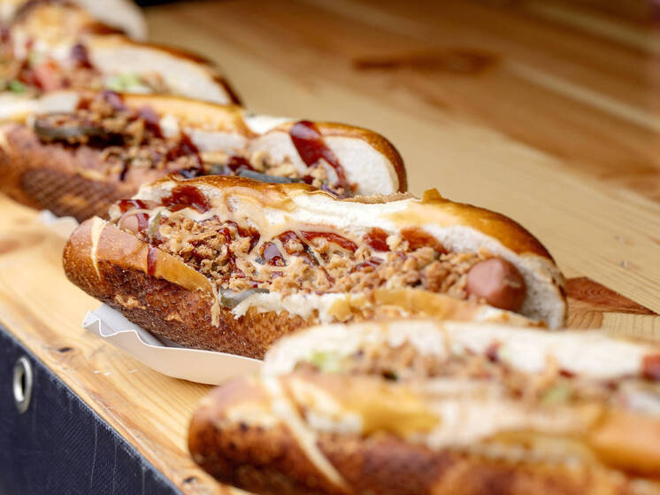 Американец Честнат не смог побить рекорд, проглотив за десять минут 70 хот-догов