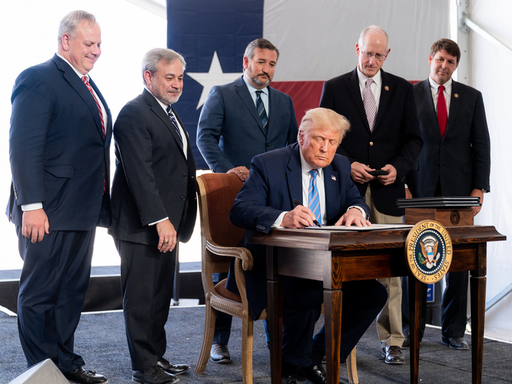 Трамп утвердил законопроект, изменяющий бюджетную политику и предел госдолга США