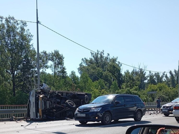 ДТП с переворотом произошло на Лесном тракте в Барнауле. Есть пострадавшие
