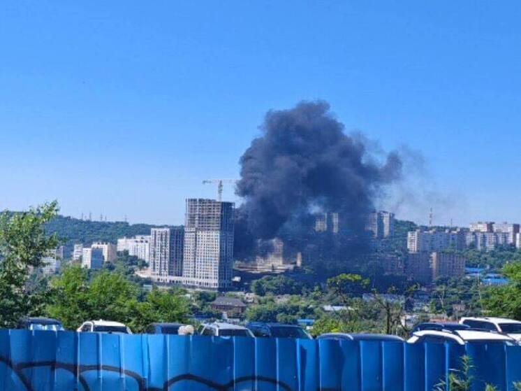 Во Владивостоке горит стройка