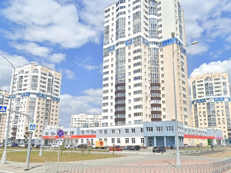 В Екатеринбурге с десятого этажа выпал мужчина