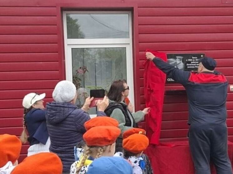 В Рощино открыли мемориальную доску ветерану-пожарному.