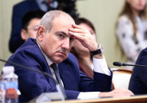    На фоне резкого обострения отношений Москвы и Баку премьер Армении Никол Пашинян продолжает войну с оппозицией и церковью