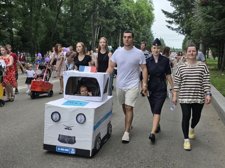 Полицейские ЕАО выступили на параде колясок