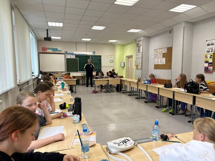 Госавтоинспекторы Серпухова проводят уроки безопасности для детей в летних лагерях