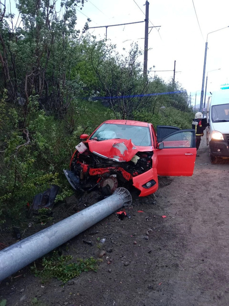 Ford врезался в столб в Кировске